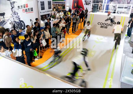 Pechino, Cina. 5 maggio 2024. Gli atleti si esibiscono presso lo stand di COOGHI durante la 32a China International Bicycle Fair nella zona est di Shanghai, 5 maggio 2024. L'evento è iniziato qui domenica, attirando circa 1.460 imprese a partecipare. Crediti: CAI Yang/Xinhua/Alamy Live News Foto Stock