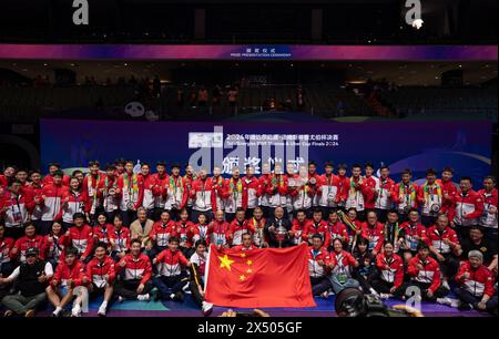 Pechino, la provincia cinese del Sichuan. 5 maggio 2024. Il Team China posa per la fotografia dopo la cerimonia di premiazione delle finali della Coppa Thomas BWF a Chengdu, nella provincia del Sichuan, nel sud-ovest della Cina, il 5 maggio 2024. Crediti: Jiang Hongjing/Xinhua/Alamy Live News Foto Stock