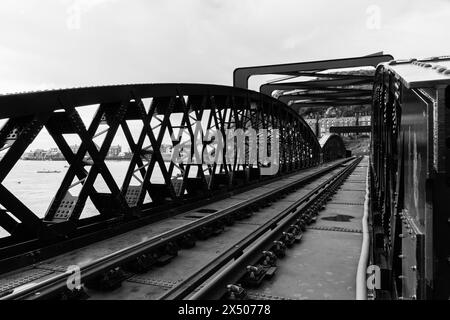 La Cambrian Line attraversa il ponte di Barmouth sull'Afon Mawddach Barmouth Gwynedd Wales UK. Marzo 2024 Foto Stock