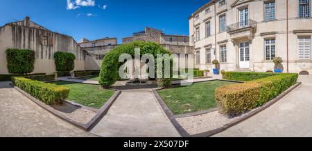 Nîmes - 04 17 2024: Vista sul giardino del vecchio Museo di Nimes Foto Stock