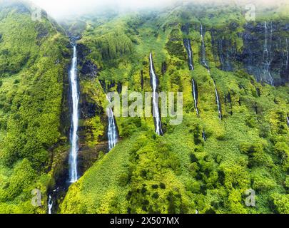 Verde cascata paesaggio tropicale - Ribeira do Ferreira, paradiso verde nascosto nell'isola di Flores, Azzorre, Portogallo, Pozo da Alagoinha Foto Stock