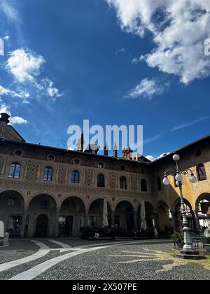 Piazza Ducale è una piazza rinascimentale con portici e una cattedrale, dove oggi ci sono bar, ristoranti e negozi. Vigevano, Lombardia, Italia Foto Stock