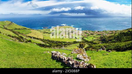 Panorama dell'isola di Flores nelle Azzorre con Corvo e il villaggio di Ponta Delgada, Portogallo Foto Stock