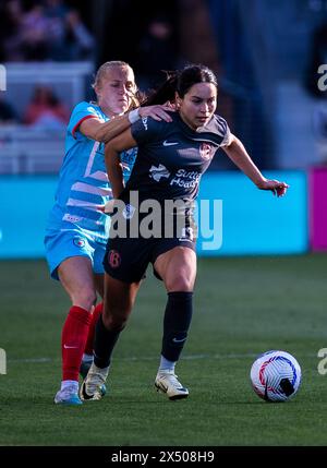 5 maggio 2024 San Jose, CA USA Bay FC attaccante Scarlett Camberos (11) e attaccante dei Chicago Red Stars Penelope Hocking (55) combatte per il pallone durante la partita della NWSL tra Chicago Red Star e Bay FC. Chicago ha battuto il Bay FC 2-1 al Pay Pal Park San Jose California. Thurman James/CSM Foto Stock