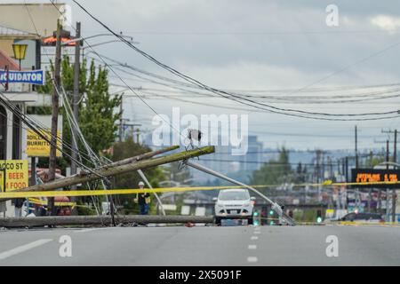 Costa, Stati Uniti. 5 maggio 2024. Un camion dei servizi pubblici di Seattle che si sta mobilitando per risolvere i cavi abbattuti causati da un incendio di un trasformatore elettrico su Aurora Ave a Seattle. L'incidente, verificatosi intorno alle 17:00, portò a circa 770 persone a perdere potere, come indicato dalla mappa delle interruzioni della luce di Seattle. I soccorritori sono stati rapidamente sulla scena, dove un camion è stato trovato impigliato con cavi e ha abbattuto diversi poli di alimentazione, esacerbando l'interruzione. Credito: SOPA Images Limited/Alamy Live News Foto Stock