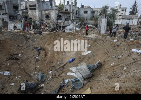 Rafah, territori palestinesi. 6 maggio 2024. I palestinesi ispezionano una casa danneggiata dopo che gli aerei da guerra israeliani hanno bombardato edifici a Rafah. Crediti: Abed Rahim Khatib/dpa/Alamy Live News Foto Stock