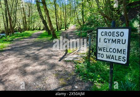 Cartello di confine con il Galles su Offa's Dyke, vicino a Knighton, Powys, Galles Foto Stock