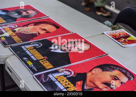 Melbourne, Australia. 5 maggio 2024. Manifesti di ideologi comunisti sono visti durante la manifestazione del giorno di maggio. Il rally annuale in Australia si svolge la prima domenica di maggio. La giornata di maggio o giornata internazionale dei lavoratori si celebra il 1° maggio e unisce i movimenti sindacali, con i partiti politici di sinistra. (Foto di Alexander Bogatyrev/SOPA Images/Sipa USA) credito: SIPA USA/Alamy Live News Foto Stock