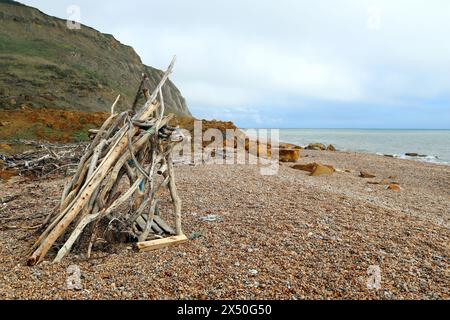 Riparo sulla spiaggia realizzato in legno di mare sulla spiaggia di bridport nel Dorset, Regno Unito Foto Stock