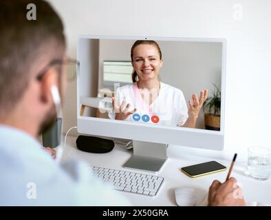 Telemedicina. Consultazione medica online. Operatore sanitario e paziente che hanno una riunione online. Foto Stock