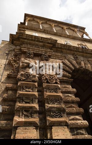 Porta nuova risalente al 1570, Palermo, Sicilia, Italia Foto Stock