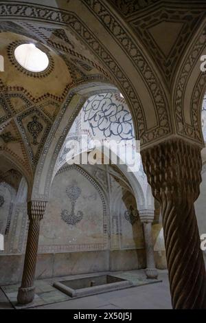 Shiraz, Iran - 16 marzo 2024: Bath House Inside the Arg of Karim Khan è una cittadella situata a Shiraz, Iran. Foto Stock