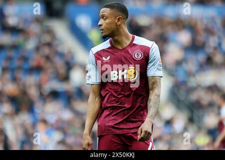 Ezri Konsa in azione per l'Aston Villa FC all'AMEX Stadium Foto Stock