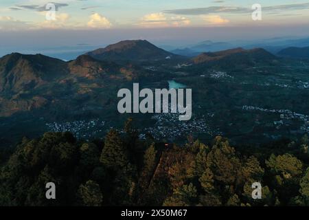 Alba aerea sull'altopiano di Prau, Dieng, Giava centrale, Indonesia Foto Stock