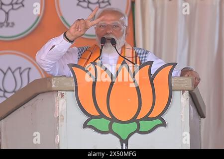 Il primo ministro Narendra modi si rivolge a un raduno pubblico in vista delle elezioni di Lok Sabha ad Agartala. Tripura, India. Foto Stock