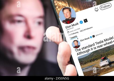 Poltava, Ucraina - 4 maggio 2024: Pagina del profilo Twitter di Elon Musk con un nuovo tweet su uno smartphone in mano. Sullo sfondo c'è un portra defocalizzato Foto Stock