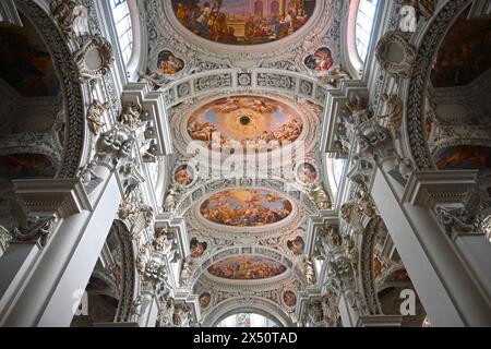 Passau ist eine kreisfreie Universitätsstadt im Regierungsbezirk Niederbayern a Ostbayern. SIE liegt an der Grenze zu Österreich sowie am Zusammenfluss von Donau, Inn und Ilz und wird deshalb auch Dreiflüssestadt genannt. MIT rund 53,000 Einwohnern ist Passau nach Landshut die zweitgrösste Stadt des Regierungsbezirks. Foto: Dom St Stephan. Der Passauer Dom ist einer der grössten Dome mit dem grössten barocken Kircheninnenraum nördlich der Alpen *** Passau è una città universitaria indipendente nel distretto amministrativo della bassa Baviera nella Baviera orientale si trova al confine con Austr Foto Stock