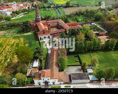 Vista aerea dell'abbazia di Chiaravalle. Una pittoresca abbazia del XII secolo in stile gotico e romanico. Italia, Lombardia, Milano 20.04.2024 Foto Stock