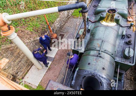 Riempimento serbatoio Praire piccolo classe 4575 n. motore 5541 (costruito nel 1928) con acqua sulla Dean Forest Railway a Whitecroft Station, Gloucestershire Regno Unito Foto Stock