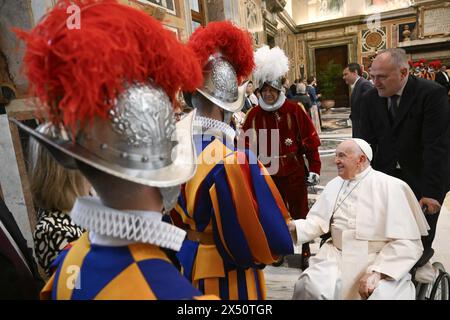 Vaticano. 6 maggio 2024. Papa Francesco riceve in udienza le guardie Svizzere il 6 maggio 2024 nella sala Clementina del Vaticano, mentre preparano la tradizionale cerimonia di giuramento delle nuove reclute che si svolge ogni anno il 6 maggio. La giornata segna l'anniversario dell'eroico sacrificio di 147 guardie svizzere che morirono mentre difendevano Papa Clemente VII durante il sacco di Roma nel 1527 dai landsknechts, i mercenari tedeschi dell'imperatore Carlo V. foto: (EV) Vatican Media/ABACAPRESS. COM credito: Abaca Press/Alamy Live News credito: Abaca Press/Alamy Live News Foto Stock