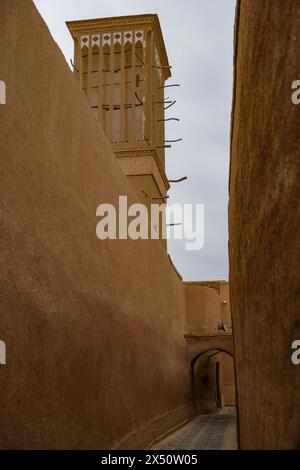 Yazd, Iran - 24 marzo 2024: Torri del vento, l'elemento architettonico tradizionale persiano per creare una ventilazione naturale negli edifici. Foto Stock