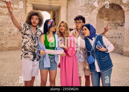 Felice viaggio amici turisti visite turistiche con mappa in mano Foto Stock