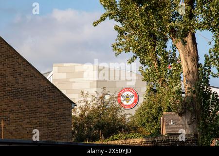 Vista dello stadio da una strada laterale. Brentford Community Stadium, Brentford, Regno Unito. Architetto: AFL Architects, 2020. Foto Stock