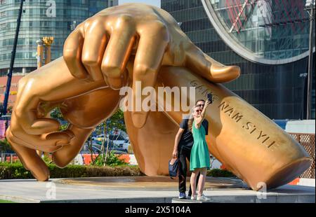 Seoul, Corea del Sud. 3 maggio 2024. Le persone scattano foto con una statua in stile Gangnam a Seoul. Una statua del successo del 2012 della cantante sudcoreana Psy ''Gangnam Style'' si trova nel sud di Seoul. La canzone (4,6 miliardi di visualizzazioni) che la maggior parte delle persone conosce è diventata davvero famosa non solo nel mondo ma anche in Corea. (Credit Image: © Kim Jae-Hwan/SOPA Images via ZUMA Press Wire) SOLO PER USO EDITORIALE! Non per USO commerciale! Foto Stock