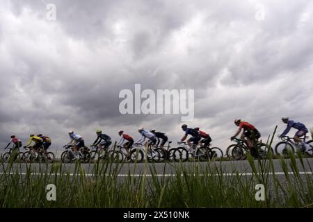 Italia. 6 maggio 2024. I ciclisti durante la terza tappa del giro d'Italia da Novara a Fossano, 6 maggio 2024 Italia. (Foto di Fabio Ferrai/LaPresse) credito: LaPresse/Alamy Live News Foto Stock