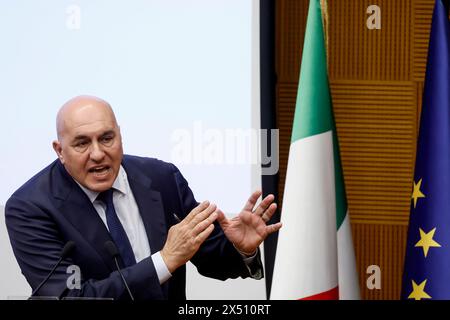 Roma, Italia. 6 maggio 2024. Il Ministro della difesa Guido Crosetto allÕ Assemblea lamentare della NATO, seminario GSM su Mediterraneo e Medio Oriente ÑPoliticaÑ Roma, Italia - Luned“ 06, maggio 2024 (foto Cecilia Fabiano/LaPresse) Ê il Ministro della difesa Guido Crosetto all'Assemblea parlamentare NATO sul gruppo speciale Mediterraneo e Medio Oriente - politica - Roma, Italia - lunedì 6 maggio 2024 (foto Cecilia Fabiano/LaPresse) credito: LaPresse/Alamy Live News Foto Stock