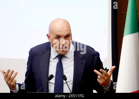 Roma, Italia. 6 maggio 2024. Il Ministro della difesa Guido Crosetto allÕ Assemblea lamentare della NATO, seminario GSM su Mediterraneo e Medio Oriente ÑPoliticaÑ Roma, Italia - Luned“ 06, maggio 2024 (foto Cecilia Fabiano/LaPresse) Ê il Ministro della difesa Guido Crosetto all'Assemblea parlamentare NATO sul gruppo speciale Mediterraneo e Medio Oriente - politica - Roma, Italia - lunedì 6 maggio 2024 (foto Cecilia Fabiano/LaPresse) credito: LaPresse/Alamy Live News Foto Stock