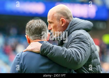 Philippe Clement, allenatore dei Rangers FC, in conversazione con Derek McInnes, allenatore del Kilmarnock FC, prima dell'inizio di una partita Foto Stock