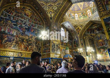 Isfahan, Iran - 31 marzo 2024: People Visiting the Holy Savior Cathedral, conosciuta anche come Vank Cathedral, è una cattedrale armena situata a Isfahan. Foto Stock