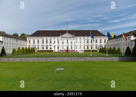 Flaggen an Schloss Bellevue 2024-05-06 Deutschland, Berlin - Flaggenschmuck am Amtssitz des Bundespräsidenten, Schloss Bellevue, anlässlich der Begrüßung des Vorsitzenden der Präsidentschaft von Bosnien und Herzegowina. *** Bandiere al Palazzo Bellevue 2024 05 06 Germania, Berlino decorazione bandiera presso la residenza ufficiale del Presidente federale, Palazzo Bellevue, in occasione del benvenuto al Presidente della Presidenza della Bosnia-Erzegovina Foto Stock
