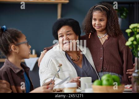 Ritratto della nonna afroamericana felice con due ragazze che si divertono insieme in cucina Foto Stock
