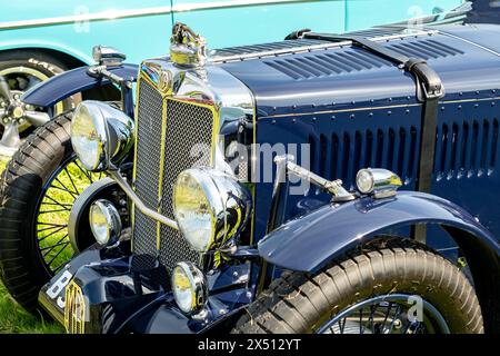 Earsham, Norfolk, Regno Unito – 5 maggio 2024. Primo piano della parte anteriore di un'auto d'epoca MG Midget TC del 1949 in mostra durante un incontro Foto Stock