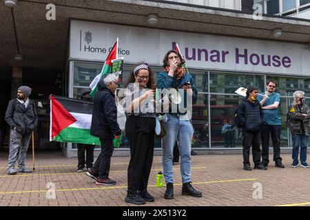 Londra, Regno Unito. 4 maggio 2024. Gli attivisti protestano contro la legge sulla sicurezza del Ruanda approvata di recente dal governo britannico e i piani per i voli di deportazione al di fuori del centro di informazione sull'immigrazione Lunar House dell'Home Office. Gli oratori della protesta hanno fatto particolare riferimento alla deportazione dei detenuti palestinesi. Crediti: Mark Kerrison/Alamy Live News Foto Stock