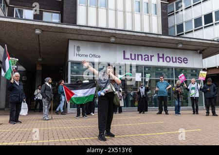 Londra, Regno Unito. 4 maggio 2024. Gli attivisti protestano contro la legge sulla sicurezza del Ruanda approvata di recente dal governo britannico e i piani per i voli di deportazione al di fuori del centro di informazione sull'immigrazione Lunar House dell'Home Office. Gli oratori della protesta hanno fatto particolare riferimento alla deportazione dei detenuti palestinesi. Crediti: Mark Kerrison/Alamy Live News Foto Stock