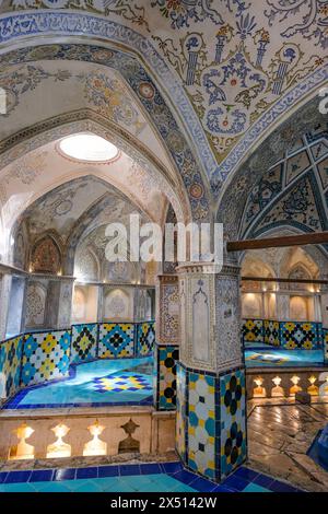 Kashan, Iran - 3 aprile 2024: Sultan Amir Ahmad Bathhouse, noto anche come Qasemi Bathhouse, è un bagno pubblico iraniano tradizionale nel Kashan, IR Foto Stock