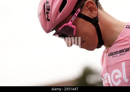 Tadej Pogacar (UAE Team Emirates) maglia rosa durante la terza tappa del giro d'Italia da Novara a Fossano, 6 maggio 2024 Italia. (Foto di Marco Alpozzi/LaPresse) Foto Stock