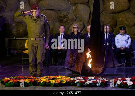 Gerusalemme, Israele. 6 maggio 2024. Lunedì 6 maggio 2024, il capo di stato maggiore israeliano Herzi Halevi partecipa alla cerimonia di deposizione delle ghirlande in occasione della giornata della memoria dell'Olocausto nella sala della memoria di Yad Vashem, il Centro Mondiale della memoria dell'Olocausto, a Gerusalemme. Foto della piscina di Amir Cohen/UPI credito: UPI/Alamy Live News Foto Stock