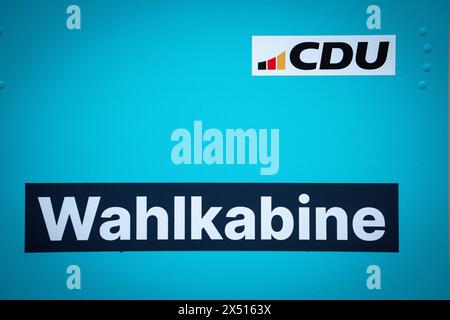 36. Bundesparteitag der CDU Deutschland 2024 Symbolbild Wahlkabine beim 36. Bundesparteitag der CDU Deutschland 2024 Berlin Berlin Deutschland *** 36 Conferenza federale del partito della CDU Germania 2024 immagine simbolica della cabina di voto alla Conferenza federale del partito del 36 della CDU Germania 2024 Berlino Berlino Germania Foto Stock