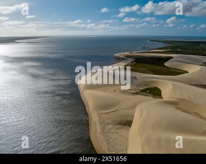 Vista aerea del Parque da Dunas - Ilha das Canarias, Brasile. Capanne sul Delta do Parnaíba e Delta das Americas. Natura lussureggiante e dune di sabbia. Barche Foto Stock