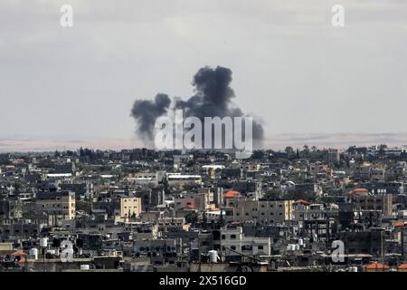 Rafah, territori palestinesi. 6 maggio 2024. Il fumo aumenta dopo un attacco aereo israeliano a est della città di Rafah, nella Striscia di Gaza meridionale. Crediti: Abed Rahim Khatib/dpa/Alamy Live News Foto Stock