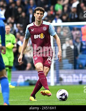 Pau Torres dell'Aston Villa durante la partita di Premier League tra Brighton e Hove Albion e Aston Villa all'American Express Stadium , Brighton , Regno Unito - 5 maggio 2024 foto Simon Dack / Telephoto Images. Solo per uso editoriale. Niente merchandising. Per le immagini di calcio si applicano restrizioni fa e Premier League inc. Non è consentito l'utilizzo di Internet/dispositivi mobili senza licenza FAPL. Per ulteriori dettagli, contattare Football Dataco Foto Stock
