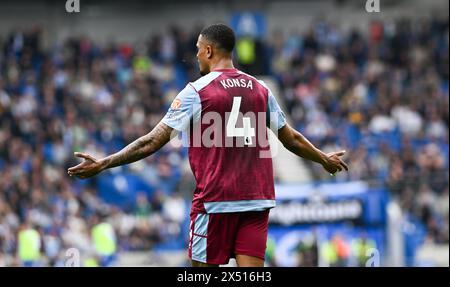 Ezri Konsa dell'Aston Villa durante la partita di Premier League tra Brighton e Hove Albion e Aston Villa all'American Express Stadium di Brighton, Regno Unito - 5 maggio 2024 foto Simon Dack / Telephoto Images. Solo per uso editoriale. Niente merchandising. Per le immagini di calcio si applicano restrizioni fa e Premier League inc. Non è consentito l'utilizzo di Internet/dispositivi mobili senza licenza FAPL. Per ulteriori dettagli, contattare Football Dataco Foto Stock