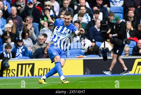 Lewis Dunk di Brighton durante la partita di Premier League tra Brighton e Hove Albion e Aston Villa all'American Express Stadium di Brighton, Regno Unito - 5 maggio 2024 foto Simon Dack / Telephoto Images. Solo per uso editoriale. Niente merchandising. Per le immagini di calcio si applicano restrizioni fa e Premier League inc. Non è consentito l'utilizzo di Internet/dispositivi mobili senza licenza FAPL. Per ulteriori dettagli, contattare Football Dataco Foto Stock