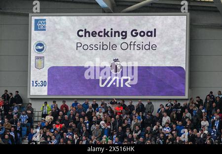 Un VAR possibile controllo in fuorigioco durante la partita di Premier League tra Brighton e Hove Albion e Aston Villa all'American Express Stadium , Brighton , Regno Unito - 5 maggio 2024 foto Simon Dack / Telephoto Images. Solo per uso editoriale. Niente merchandising. Per le immagini di calcio si applicano restrizioni fa e Premier League inc. Non è consentito l'utilizzo di Internet/dispositivi mobili senza licenza FAPL. Per ulteriori dettagli, contattare Football Dataco Foto Stock