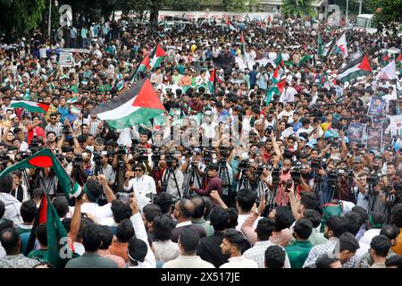 Dhaka, Bangladesh - 6 maggio 2024: La Bangladesh Chhatra League ha tenuto una marcia e una manifestazione presso il campus della Dhaka University per chiedere la fine dell'aggressione israeliana i Foto Stock