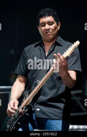Londra, Regno Unito. 25 febbraio 2011. Il chitarrista Pat Smear (nato Georg Albert Ruthenberg) della rock band americana Foo Fighters titola i NME Awards Big Gig at Wem Foto Stock